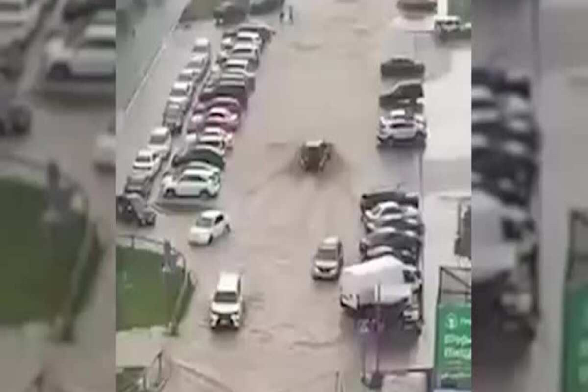 В Барнауле ребенка смыло под колеса автомобиля потоком воды после ливня-ВИДЕО 