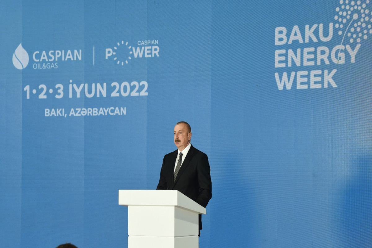 Ильхам Алиев принимает участие в открытии Бакинской энергетической недели