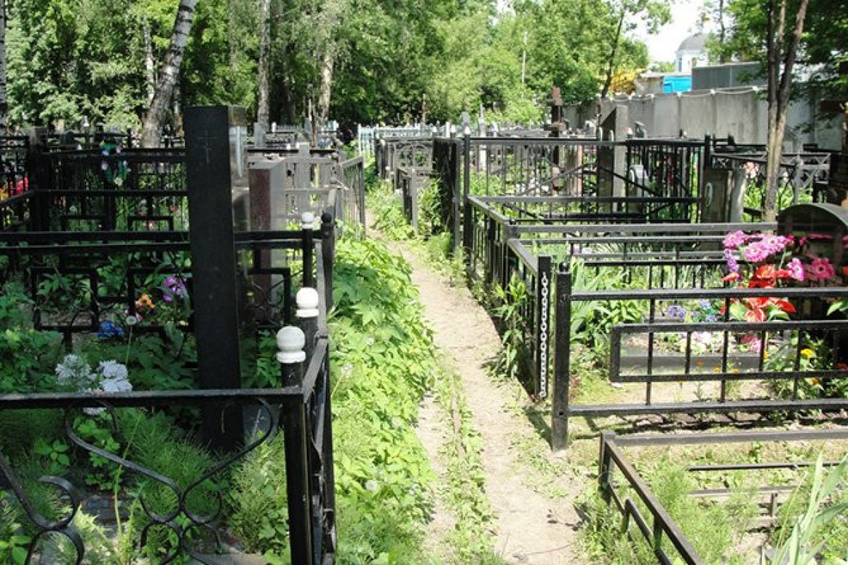 В Армении на кладбище обокрали вдову погибшего офицера
