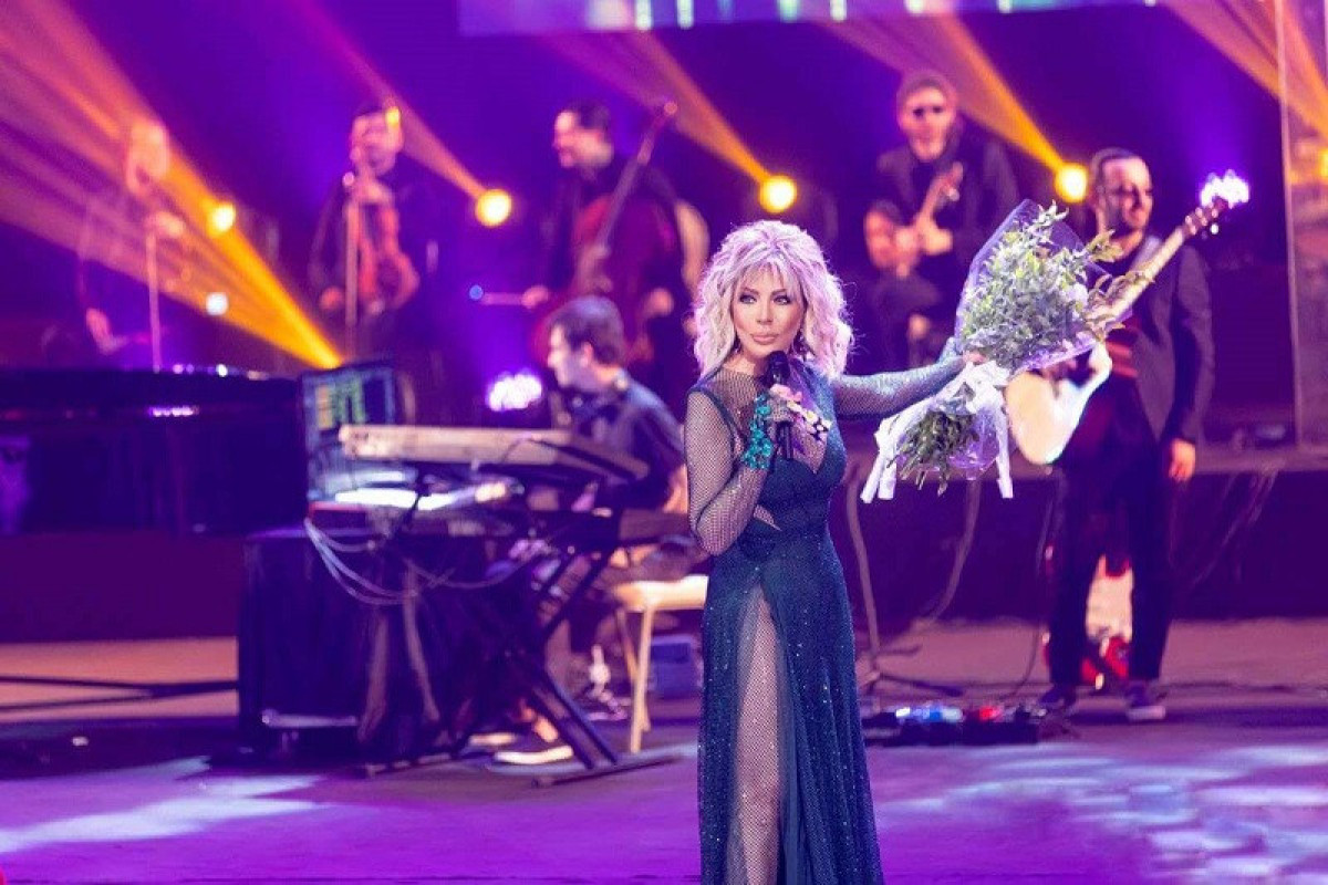 Народная артистка Азербайджана шокировала откровенным нарядом-ВИДЕО 