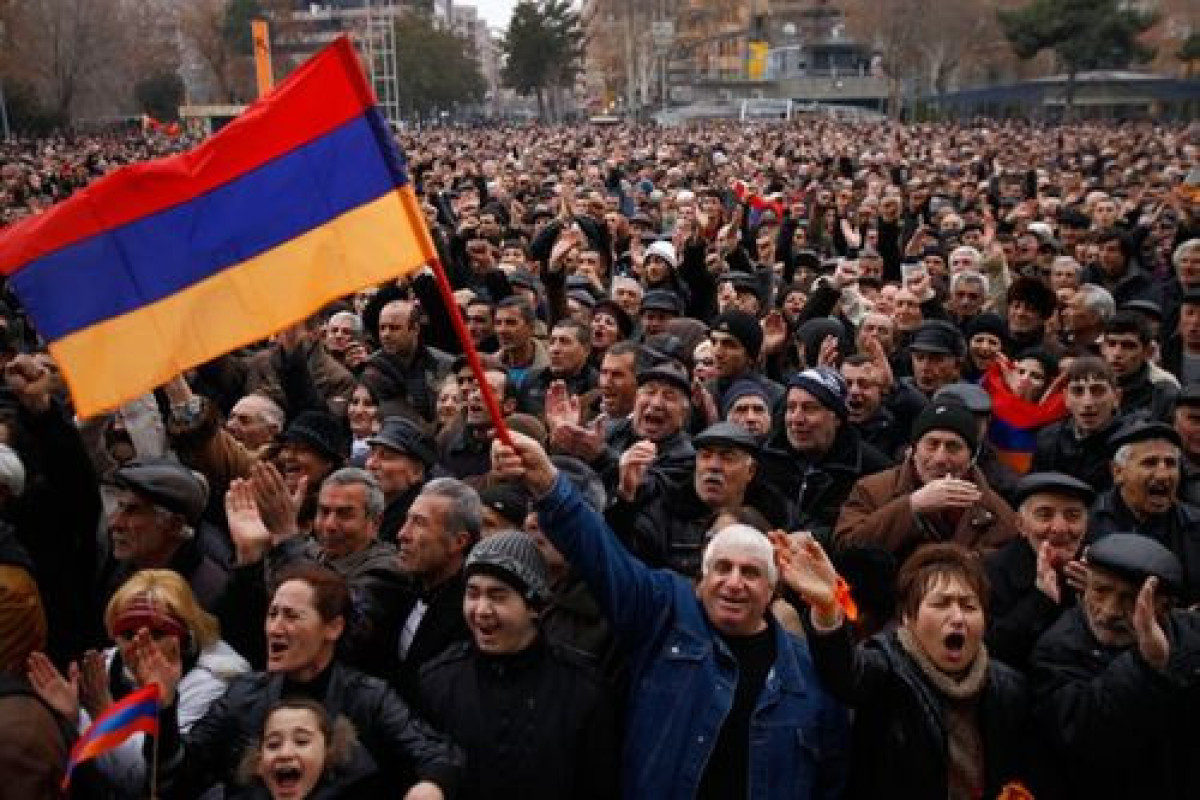 В Армении продолжаются митинги оппозиции - вновь заблокировано здание правительства