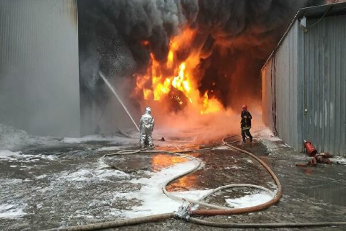 При пожаре на контейнерном складе в Бангладеш погибли 15 человек