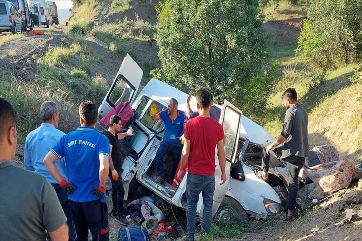 В Турции перевернулся микроавтобус, погибли 4 человека, пострадали шестеро