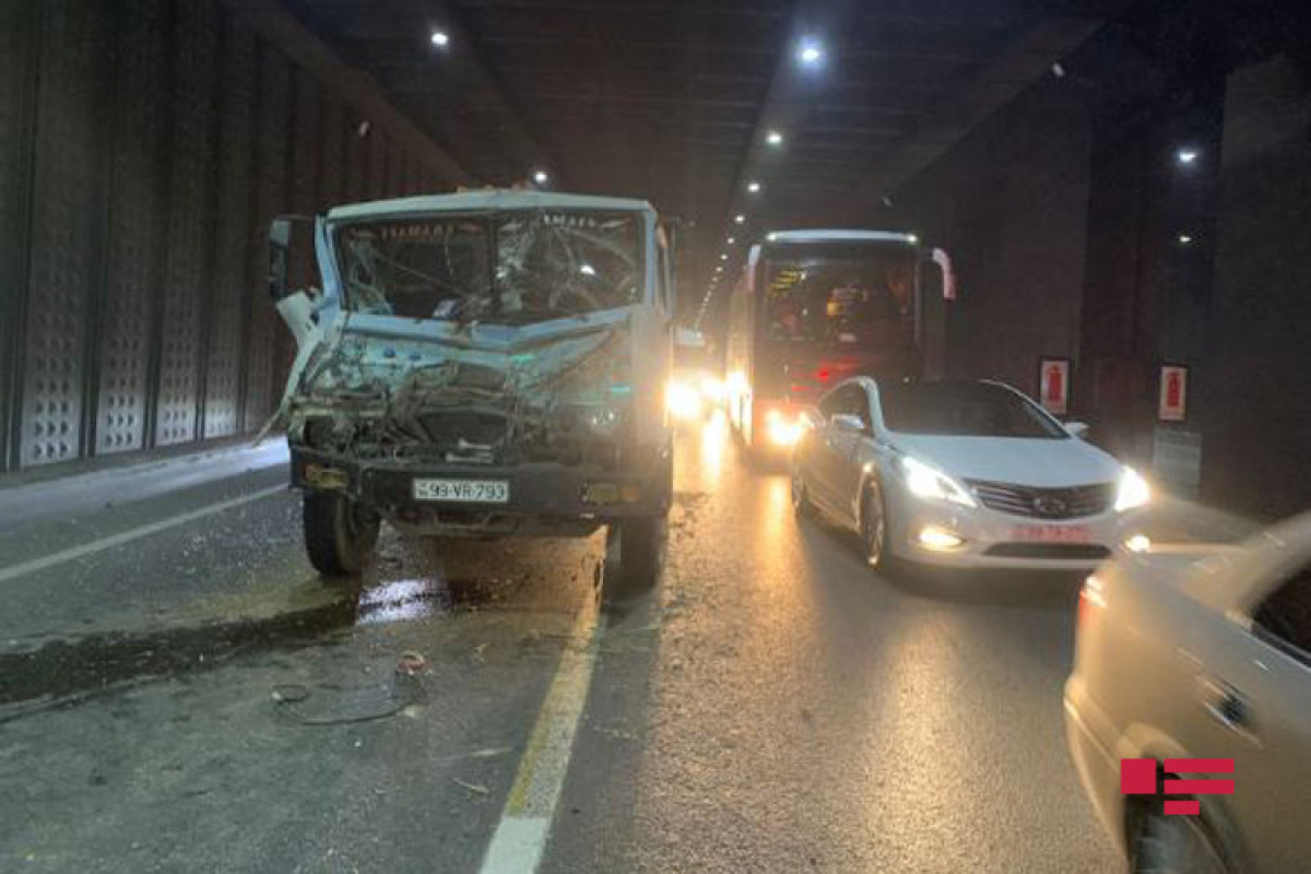 ДТП с грузовиками в тоннеле вызвало большой затор в Баку  -ФОТО 