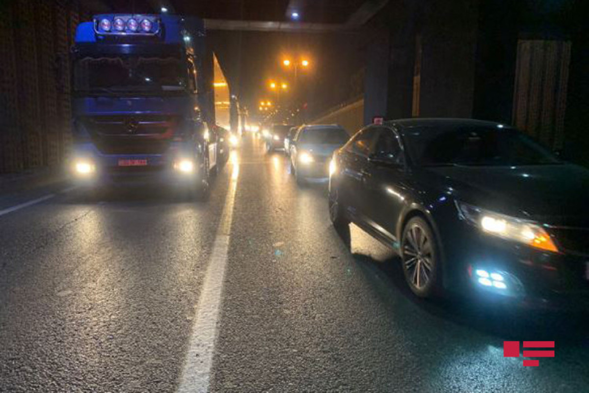 ДТП с грузовиками в тоннеле вызвало большой затор в Баку  -ФОТО 