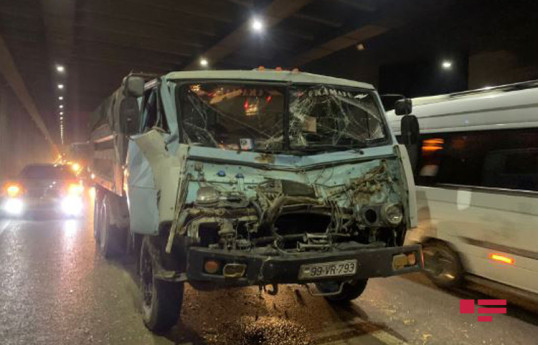 ДТП с грузовиками в тоннеле вызвало большой затор в Баку  -ФОТО 