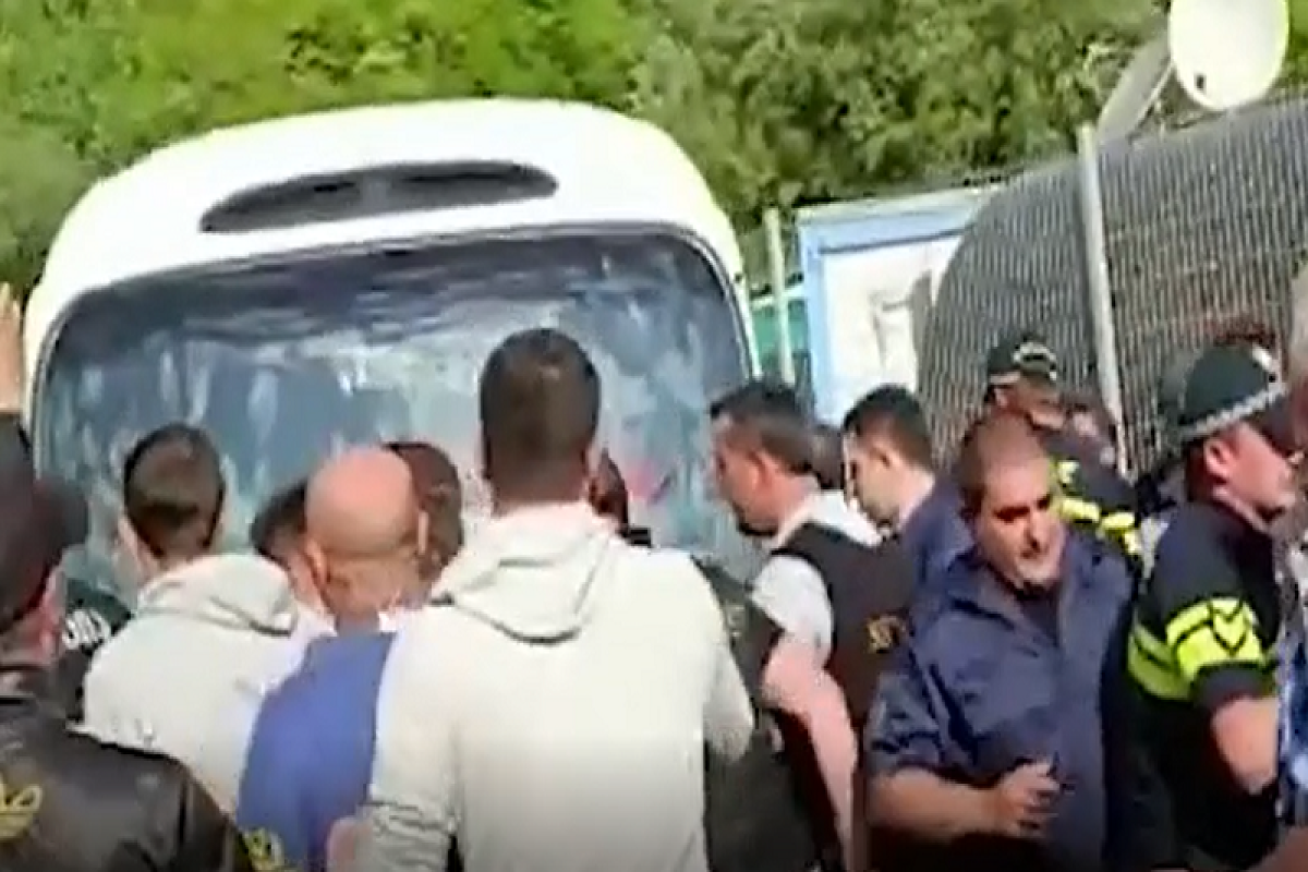 В Грузии работники заводов «Боржоми» забросали яйцами полицейских-ВИДЕО 