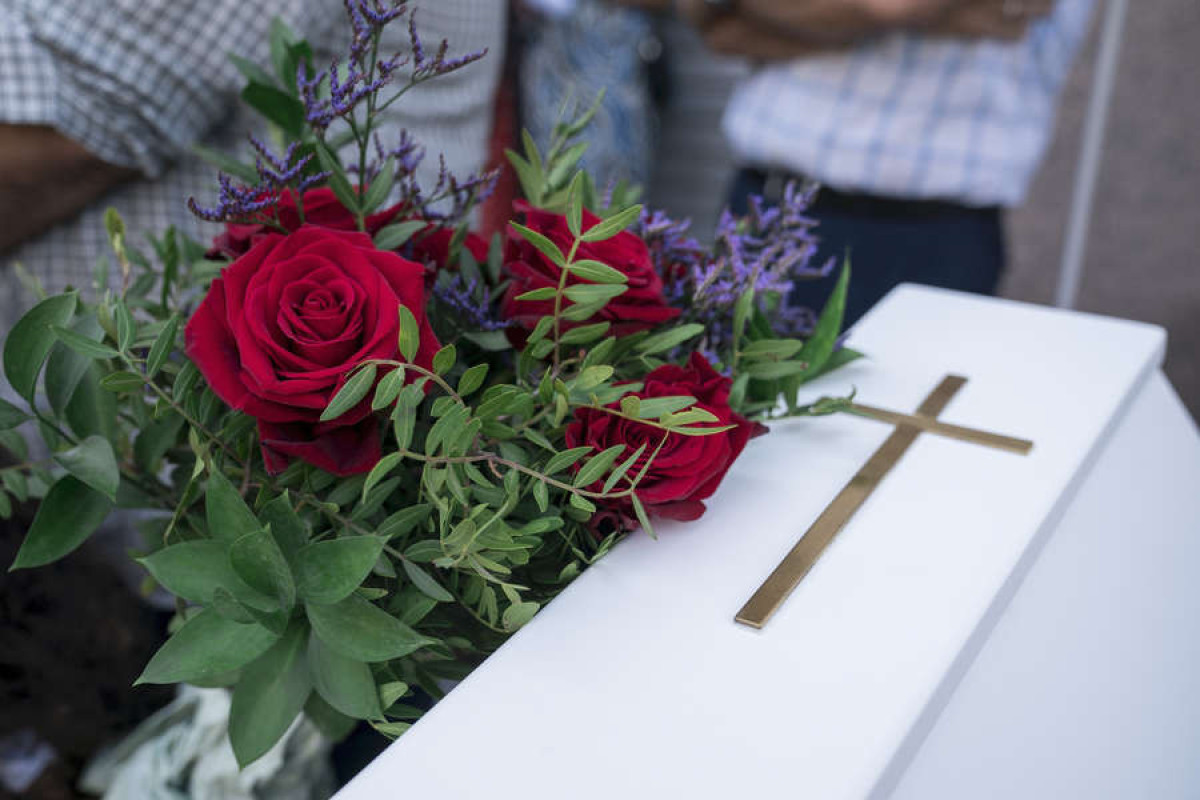В Великобритании женщина обручилась с возлюбленным на его похоронах
