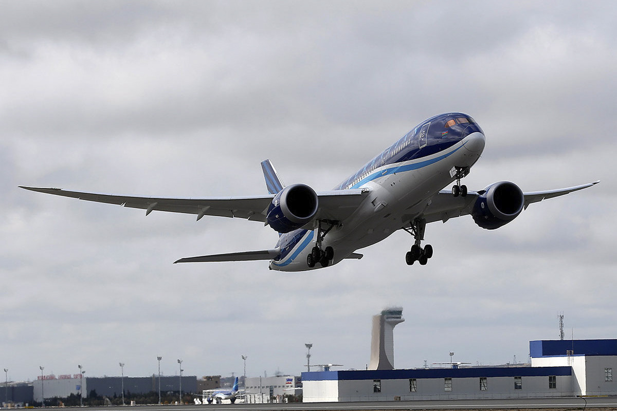 Самолет Buta Airways из-за грозы вернулся из Тбилиси в Баку