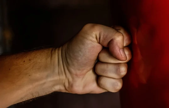 Боец MMA нокаутировал мужчину в Махачкале за поцелуй с девушкой