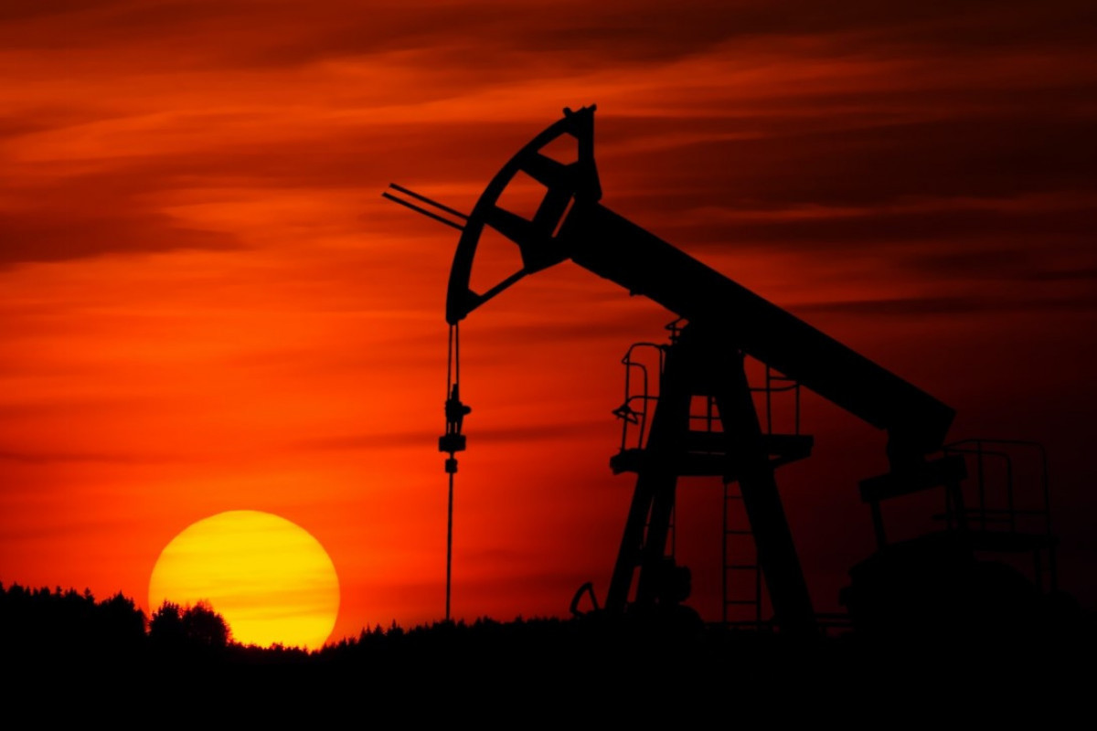 Цена азербайджанской нефти упала ниже 130 долларов