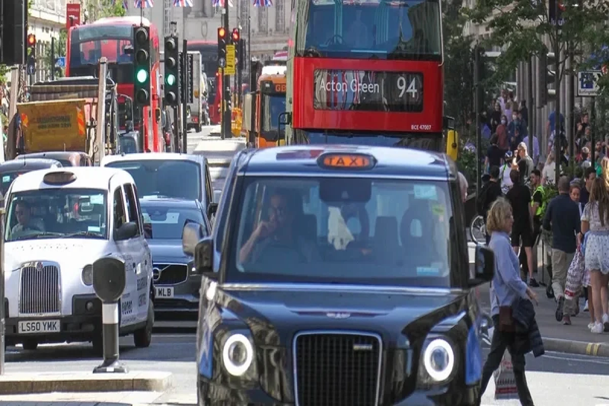 Британские таксисты начали массово увольняться из-за роста цен на бензин