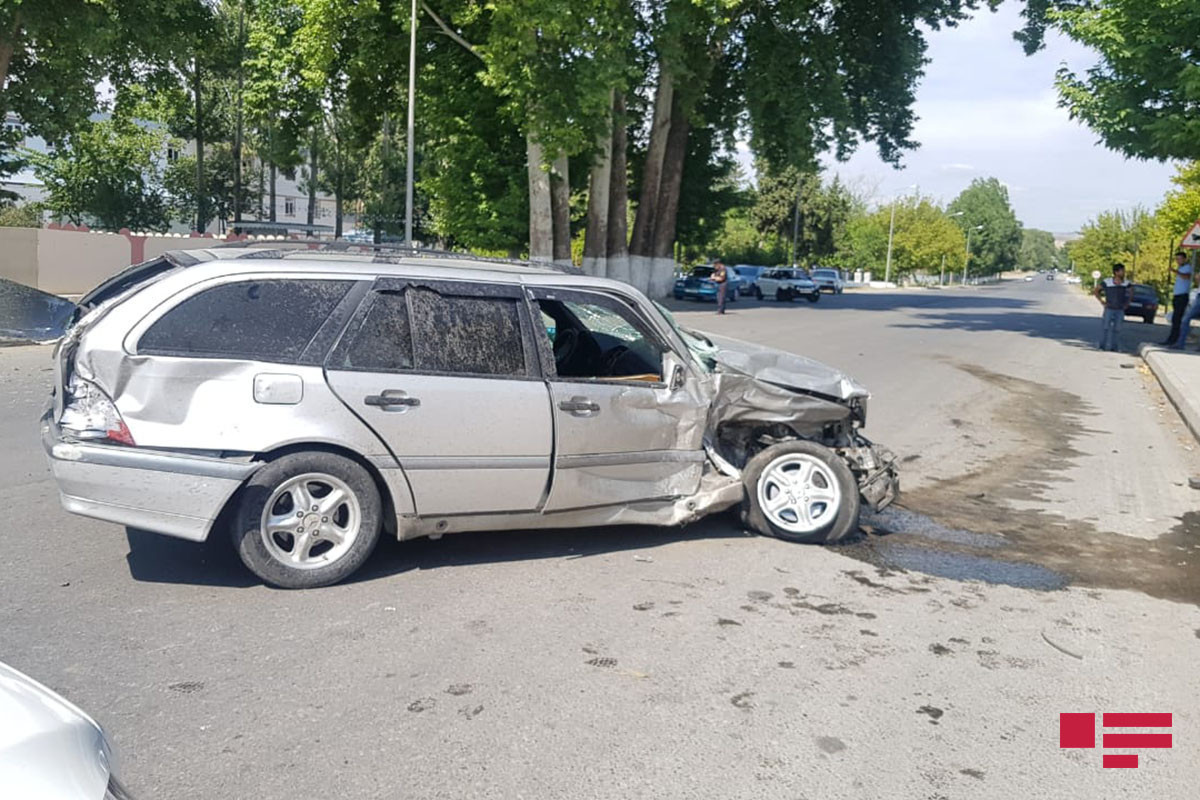 В Гейчае столкнулись два автомобиля, есть пострадавшие-ФОТО 
