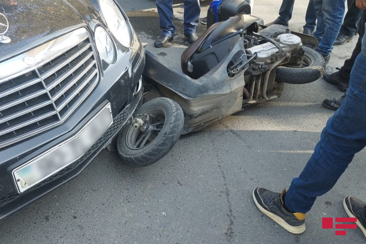 В Азербайджане водитель мопеда погиб на месте, врезавшись в фуру