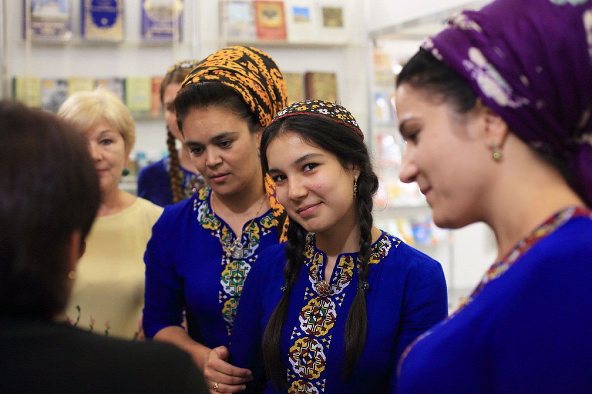 Туркменкам еще раз перекрыли воздух: из продаж убирается декоративная косметика