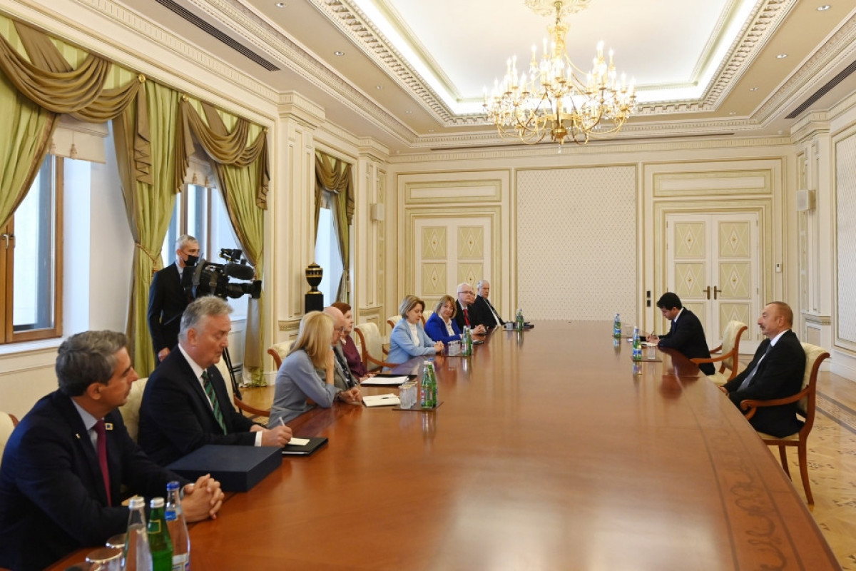 Ильхам Алиев принял представителей Международного центра Низами Гянджеви