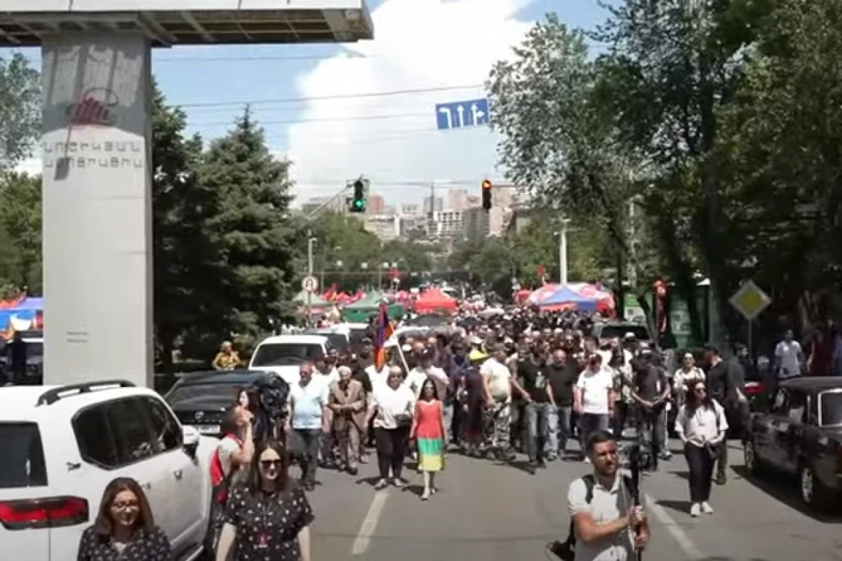 В Ереване проходит оппозиционное шествие