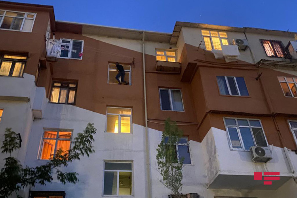 В Баку мужчина пытался  выброситься с пятого этажа -ФОТО -ВИДЕО -ОБНОВЛЕНО 