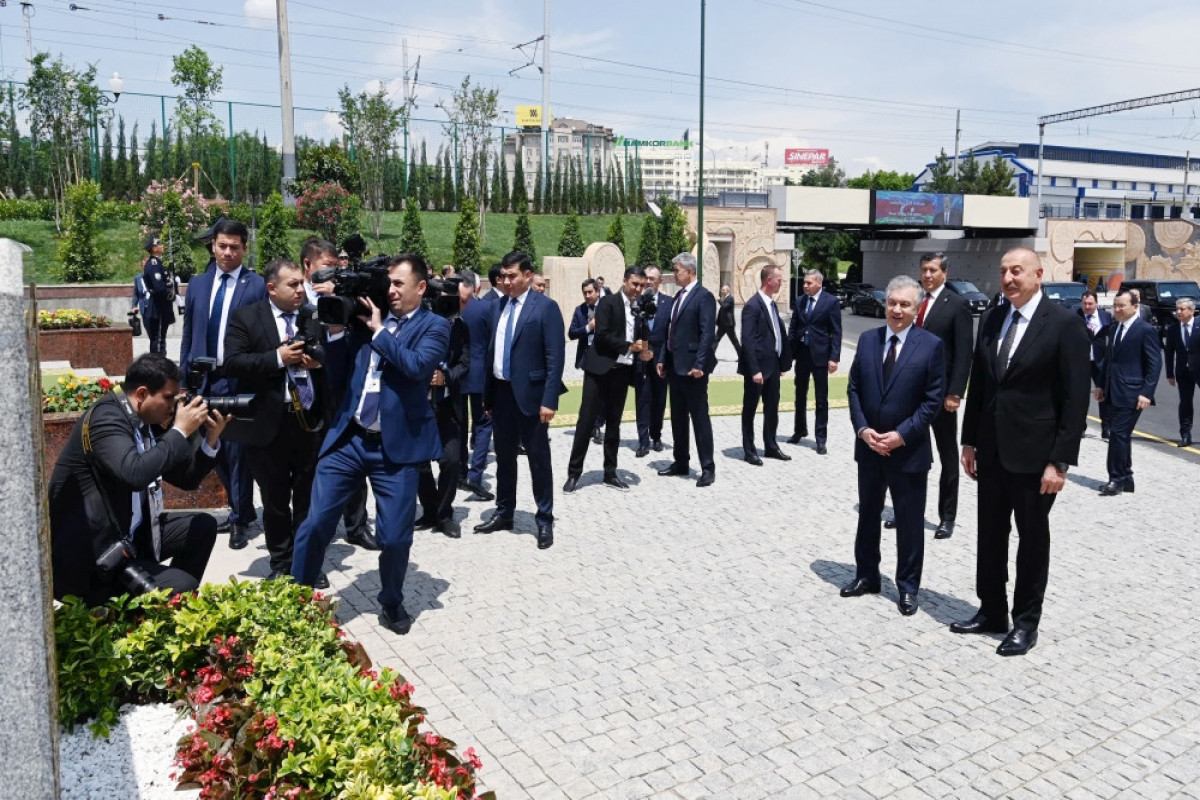 Президенты Азербайджана и Узбекистана приняли участие в церемонии открытия площади Гейдара Алиева в Ташкенте-ФОТО 