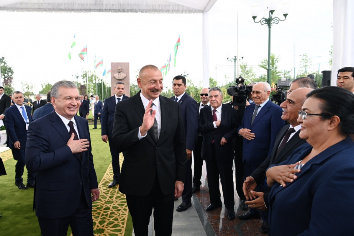 Президенты Азербайджана и Узбекистана приняли участие в церемонии открытия площади Гейдара Алиева в Ташкенте-ФОТО 