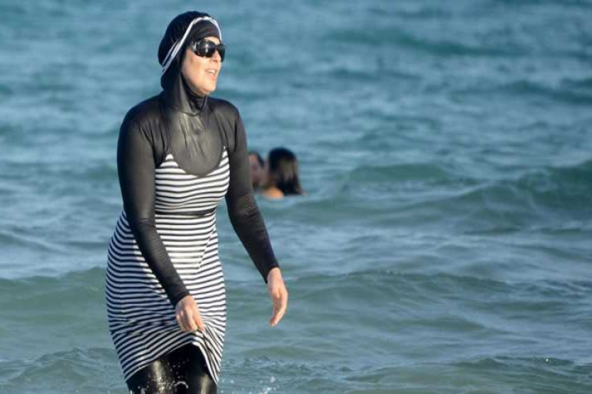 Во Франции женщинам запретили носить закрытые купальники