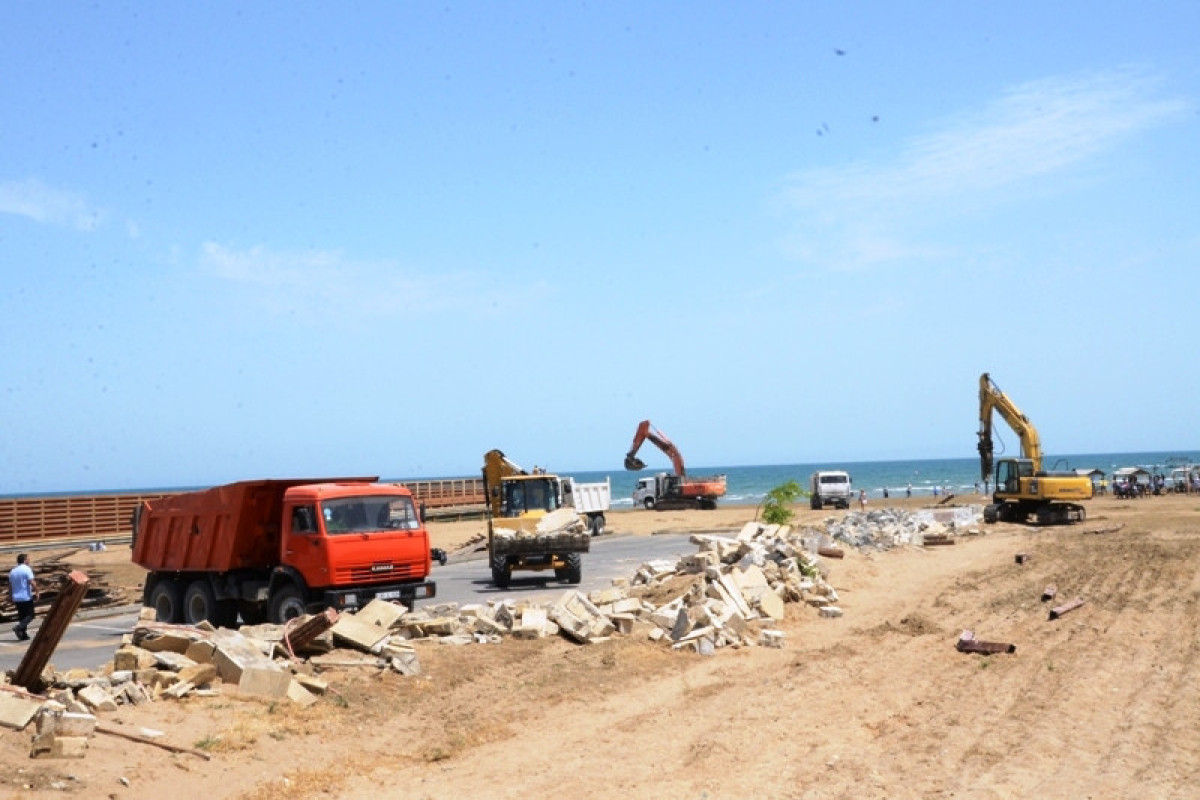 На берегу одного из бакинских поселков сносят незаконные постройки-ФОТО 