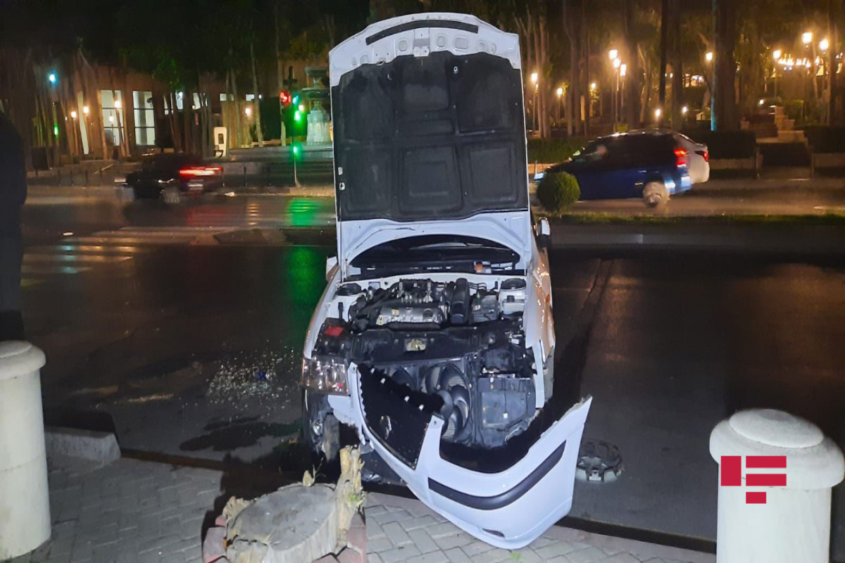 В Баку опрокинулся автомобиль, пострадали 4 человека-ФОТО 