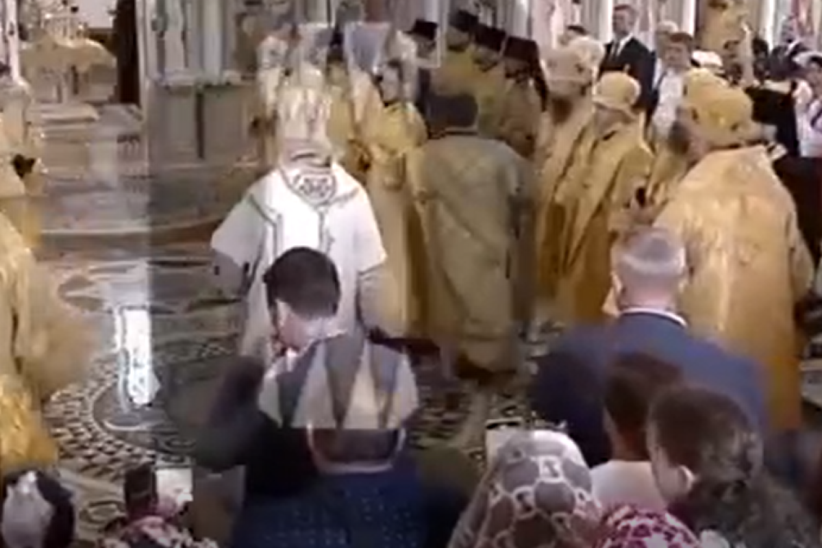 Патриарх Кирилл пережил неприятные минуты во время Богослужения-ВИДЕО 