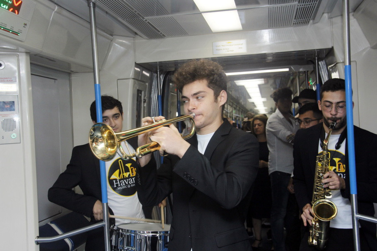 В метро прошел музыкальный флешмоб – от «28 Мая» до «8 Ноября»-ФОТО 