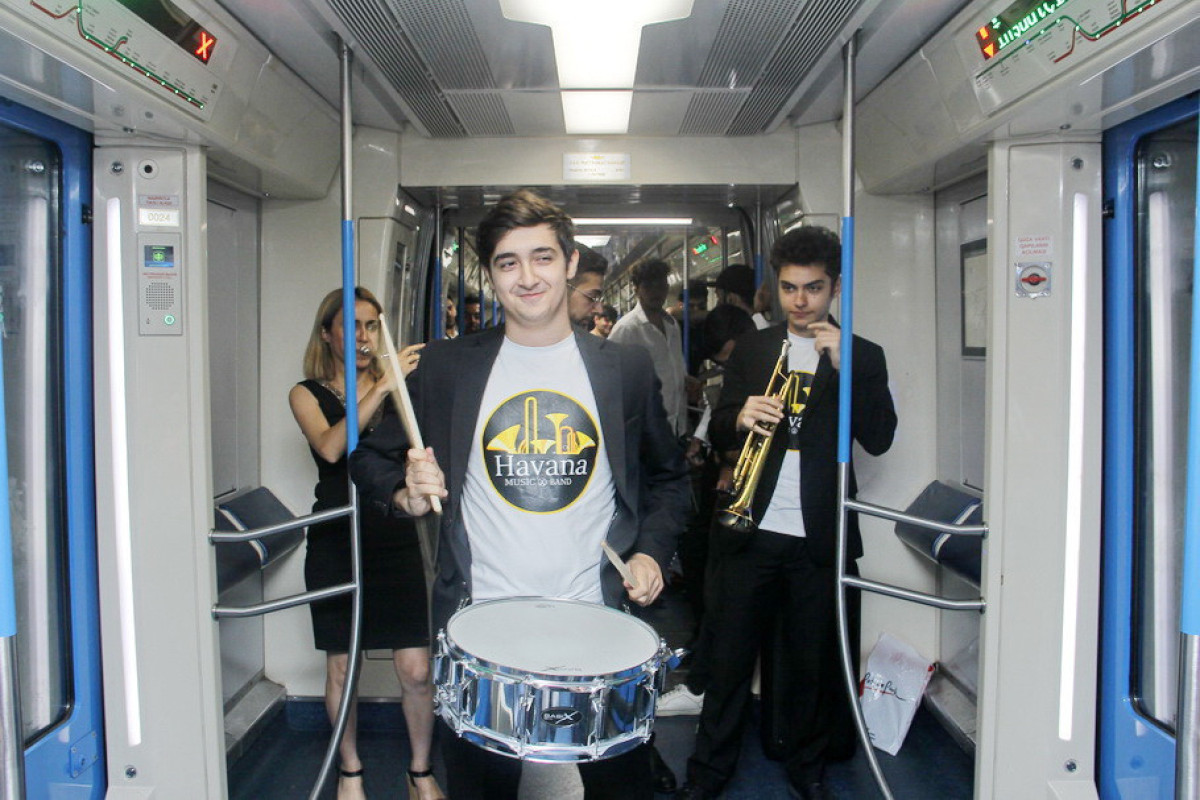 В метро прошел музыкальный флешмоб – от «28 Мая» до «8 Ноября»-ФОТО 