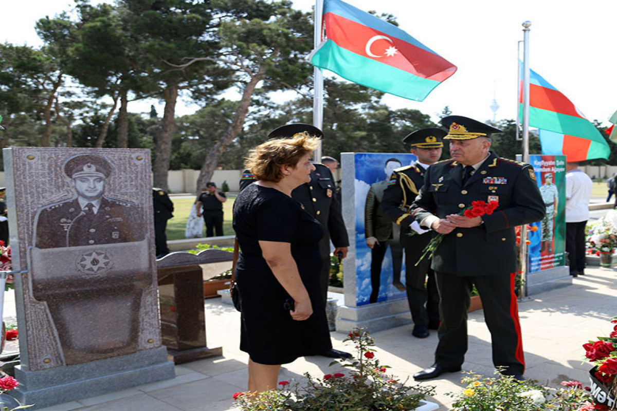 Руководство Министерства обороны посетило Аллею почетного захоронения и Вторую Аллею шехидов-ФОТО 