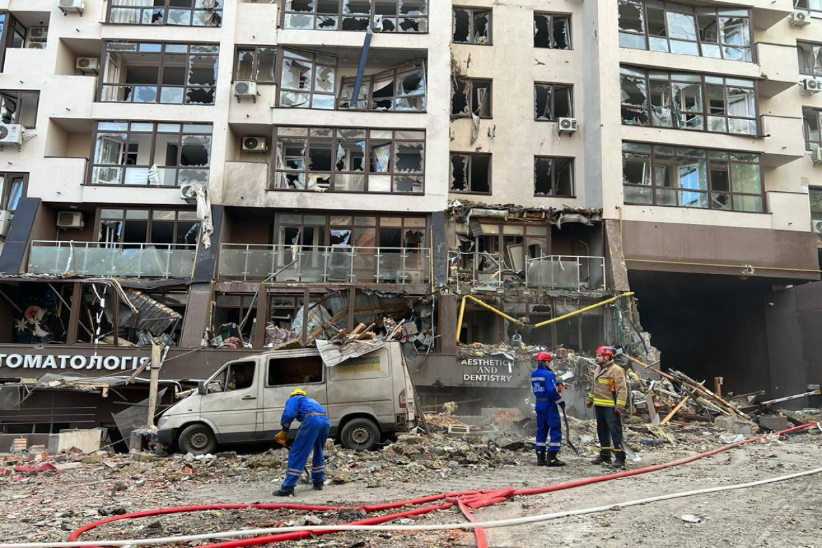 В результате ракетного удара в стенах здания посольства Азербайджана в Киеве возникли трещины