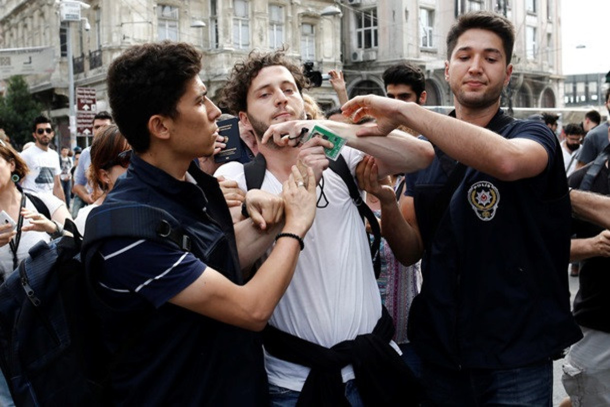В Стамбуле полиция жестко разогнала ЛГБТ-парад