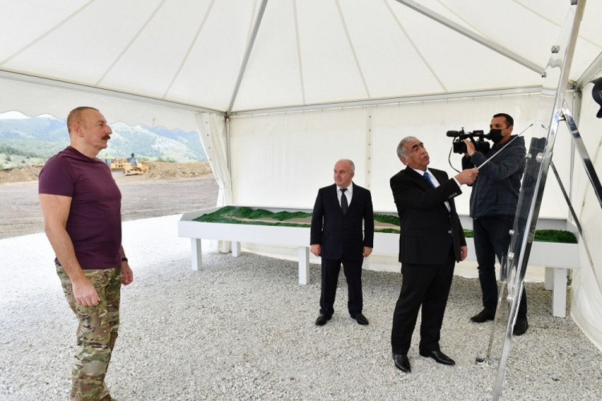 Президент Азербайджана ознакомился с ходом строительства международного аэропорта Лачинского района