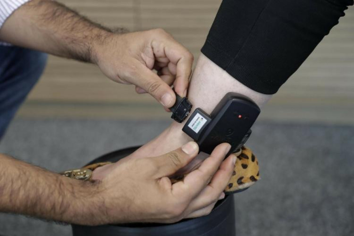 В Азербайджане к 3200 осужденным применены электронные браслеты