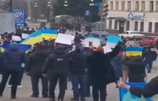 Жители Купянска протестуют против российских войск