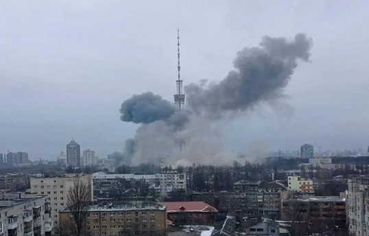 По телебашне в Киеве нанесен ракетный удар -ВИДЕО 