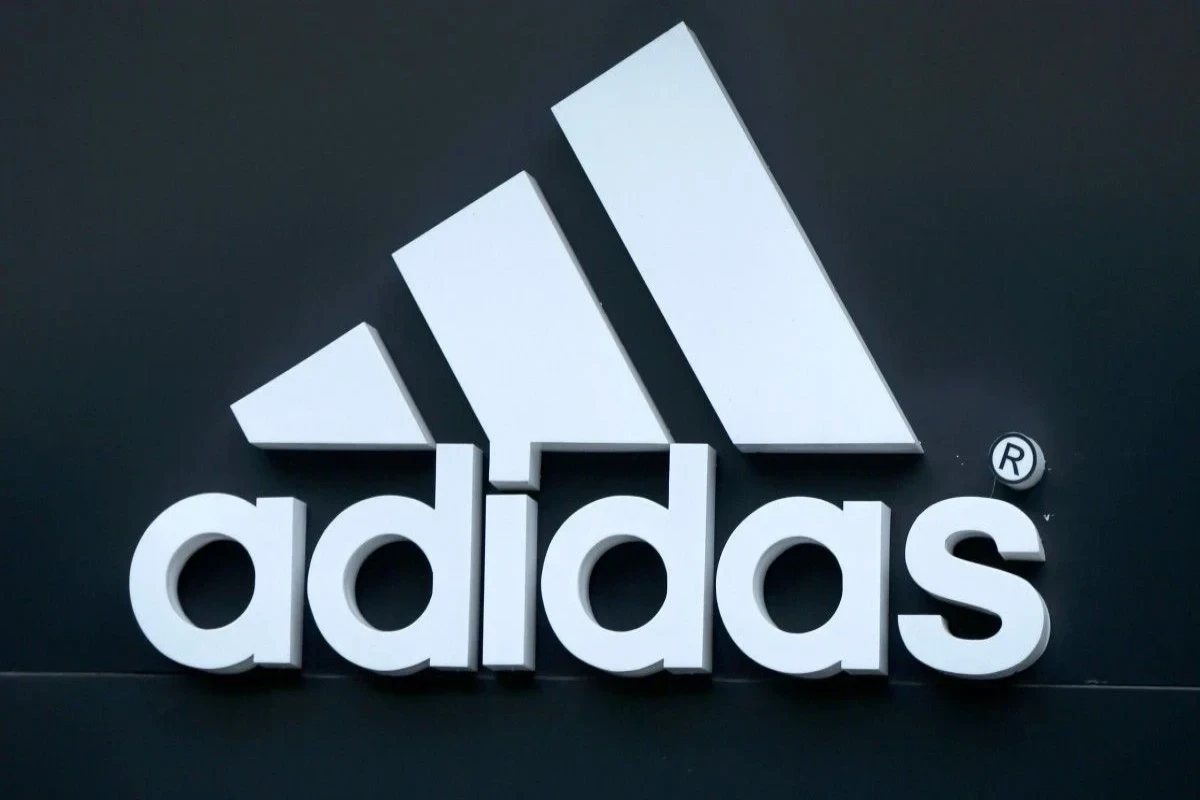 Adidas приостанавливает работу в РФ