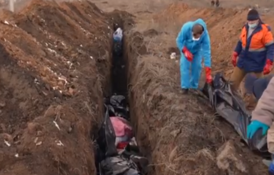 В Мариуполе умерших массово хоронят в траншеях-ВИДЕО 