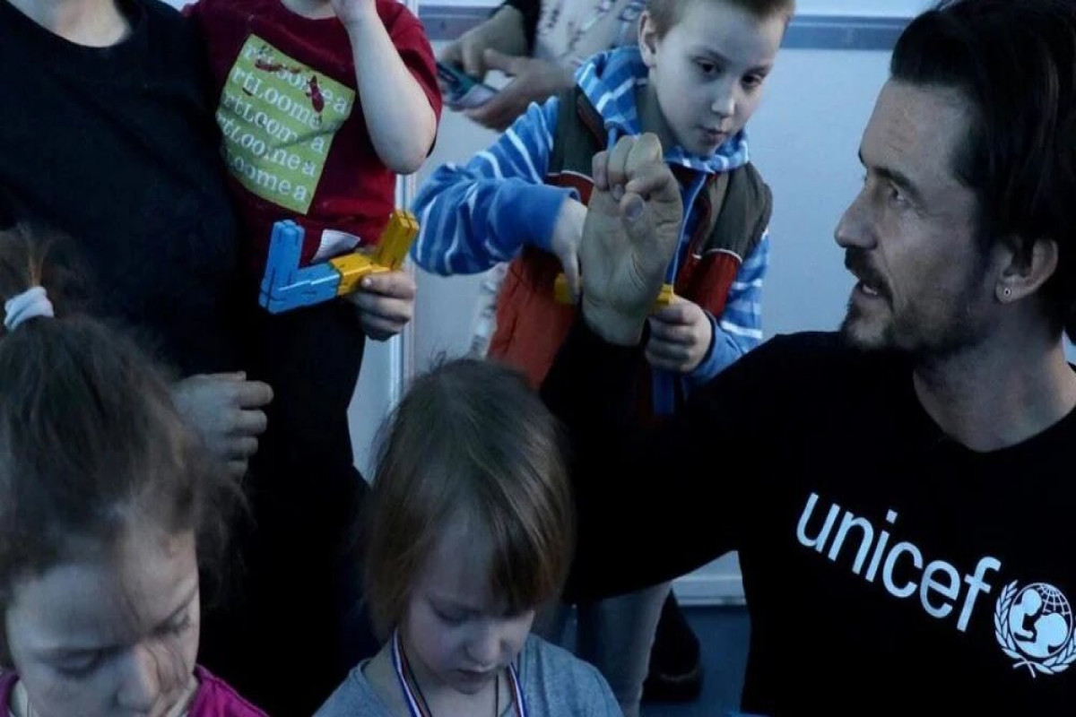 Орландо Блум в Молдове помогает украинским беженцам