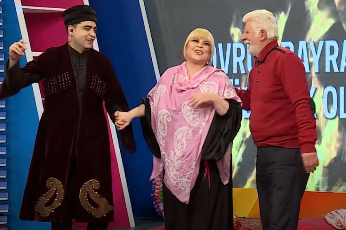 Заслуженная артистка Азербайджана пережила казус во время прямого эфира-ВИДЕО 