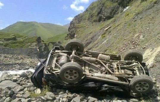 В Баку автомобиль упал в овраг, есть погибший