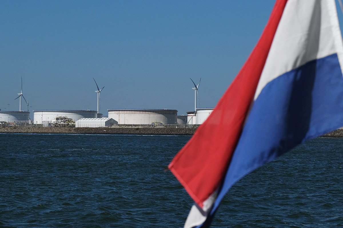 Работники порта Амстердама отказались разгружать судно с нефтью из России