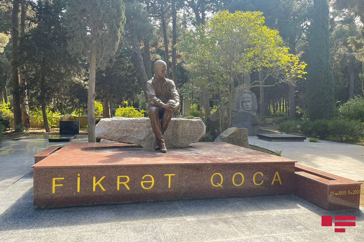 Установлен памятник на могиле народного поэта Фикрета Годжи
