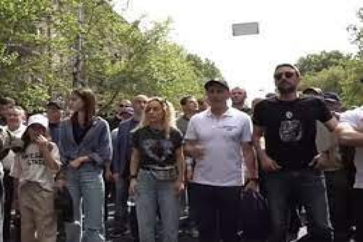 В центре Еревана начался многолюдный митинг движения "Сопротивление"