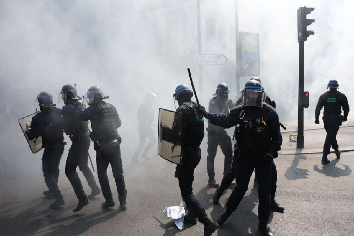 В Париже начались задержания радикалов на первомайской демонстрации