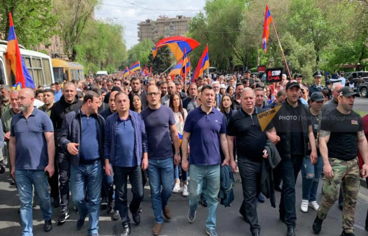 В центре Еревана начался многолюдный митинг движения "Сопротивление"