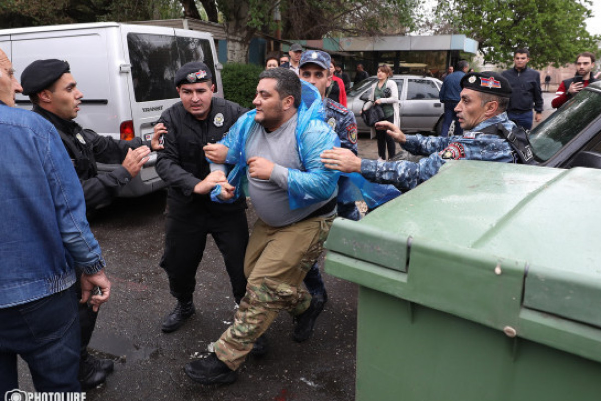 В Ереване продолжаются беспорядки - Более двухсот задержанных ВИДЕО -ОБНОВЛЕНО-2 