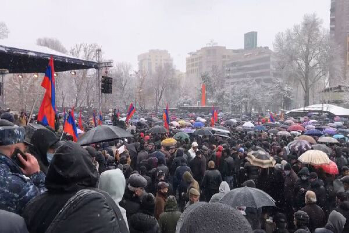 В Ереване протестующие захватили университет