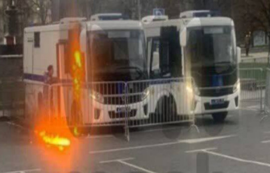 В центре Москвы в автомобиль ОМОНа бросили "коктейль Молотова"